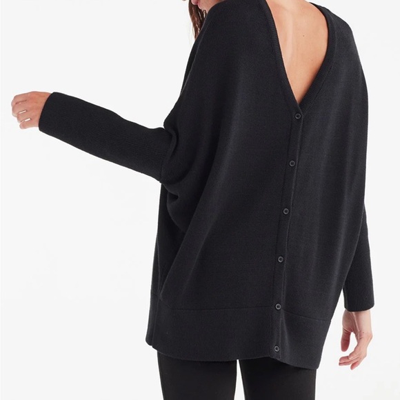 VETTA The V-Neck Oversized Sweater - Picture 3 of 6